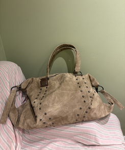 ウォッシングスタッズショルダーバック KHAKI BEIGE