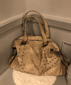 ウォッシングスタッズショルダーバック KHAKI BEIGE