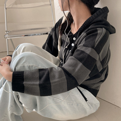 텐리 단가라 배색 스트라이프 버튼 후드 니트 블랙