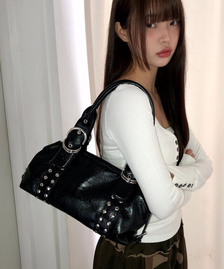 スタッドバックルレザーショルダーバッグ BLACK