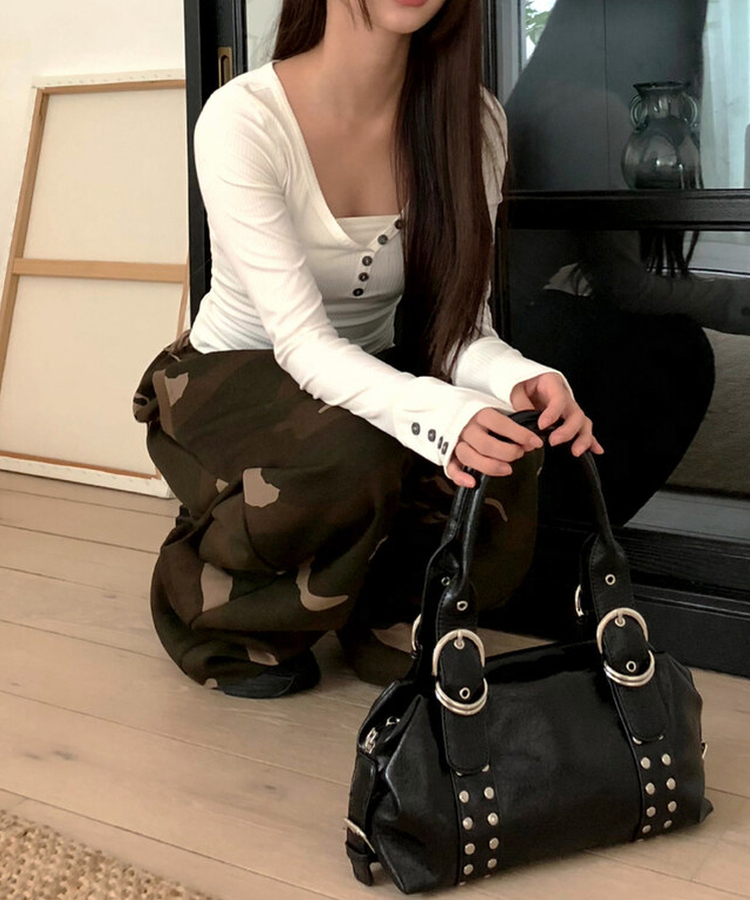 スタッドバックルレザーショルダーバッグ BLACK