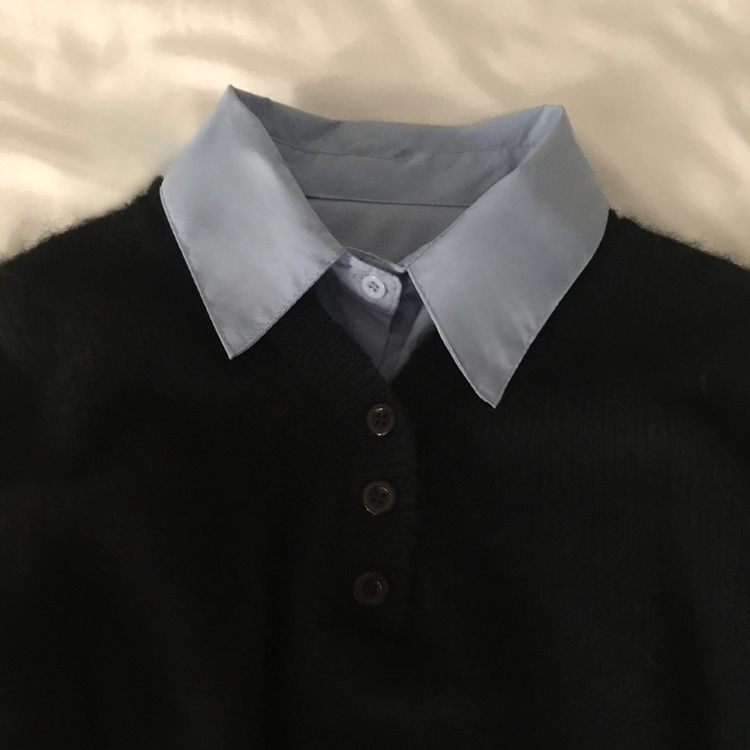 브론 레이어드 버튼 배색 카라 셔츠 브이넥 루즈핏 니트