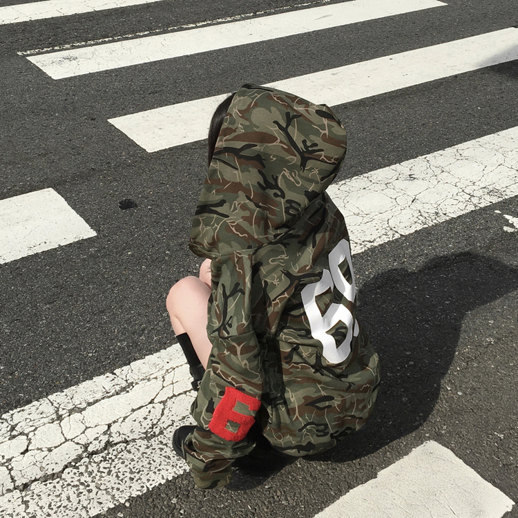 69レタリングミリタリーフードジップアップ KHAKI