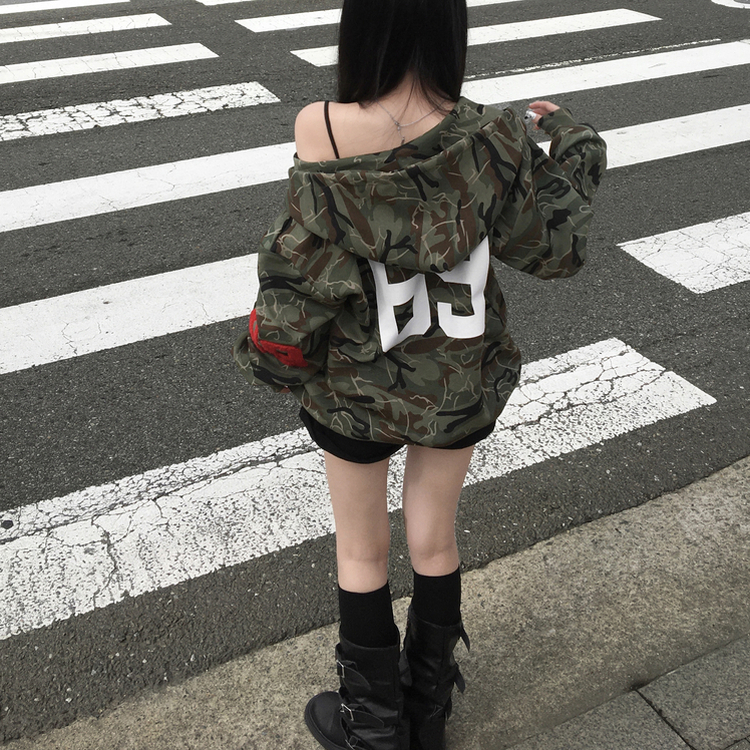 69レタリングミリタリーフードジップアップ KHAKI