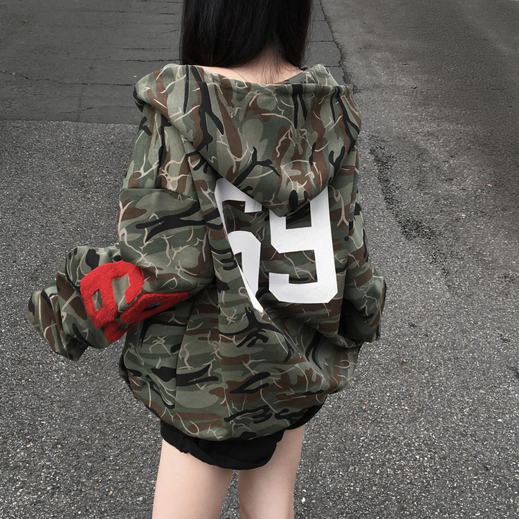 69レタリングミリタリーフードジップアップ KHAKI