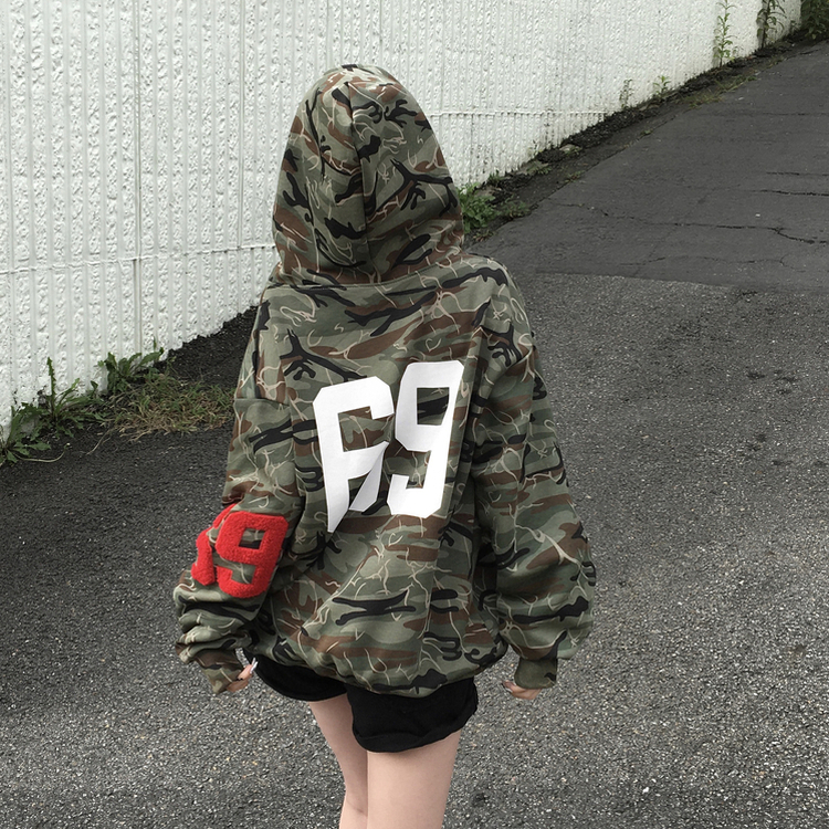 69レタリングミリタリーフードジップアップ KHAKI