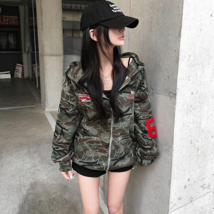 69レタリングミリタリーフードジップアップ KHAKI