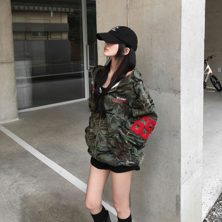 69レタリングミリタリーフードジップアップ KHAKI