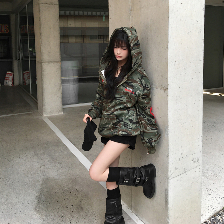 69レタリングミリタリーフードジップアップ KHAKI