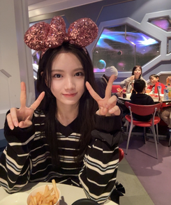 오브 스트라이프 V넥 긴팔티셔츠 블랙