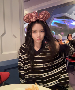 오브 스트라이프 V넥 긴팔티셔츠 블랙