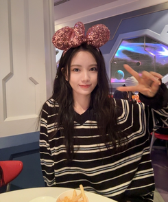 오브 스트라이프 V넥 긴팔티셔츠 블랙