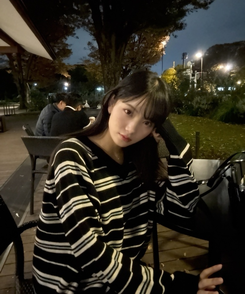 오브 스트라이프 V넥 긴팔티셔츠 블랙