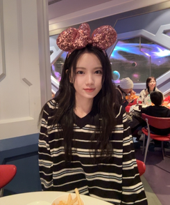 오브 스트라이프 V넥 긴팔티셔츠 블랙