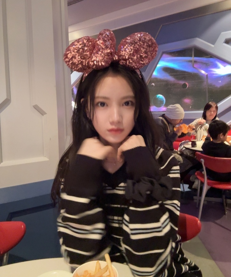 오브 스트라이프 V넥 긴팔티셔츠 블랙