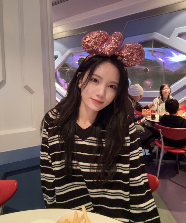 오브 스트라이프 V넥 긴팔티셔츠 블랙