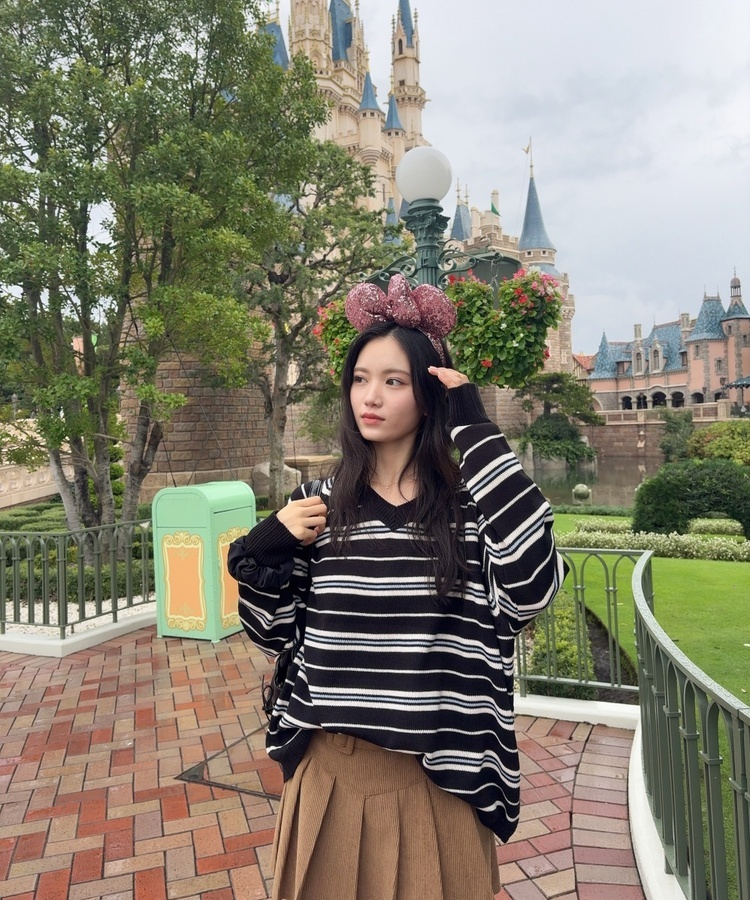 오브 스트라이프 V넥 긴팔티셔츠 블랙