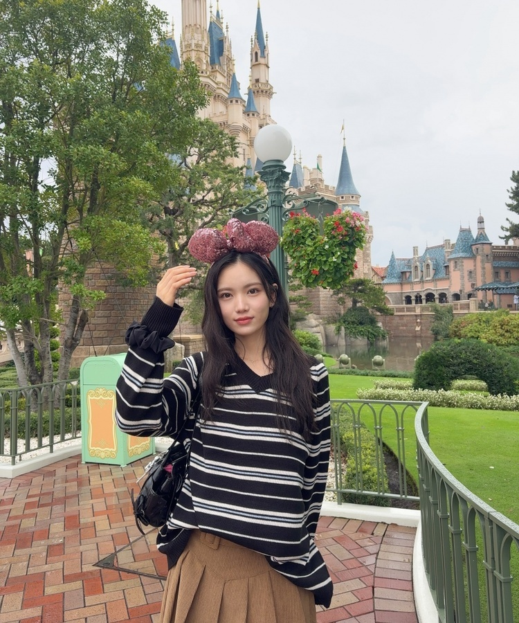 오브 스트라이프 V넥 긴팔티셔츠 블랙