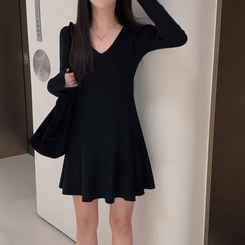 스위트 골지 브이넥 플레어 미디 원피스 블랙