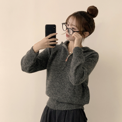 꾸안꾸 무드의 반집업 가을 긴팔 후드 반집업 세미 크롭 니트 다크그레이