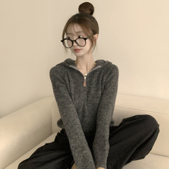 꾸안꾸 무드의 반집업 가을 긴팔 후드 반집업 세미 크롭 니트 다크그레이