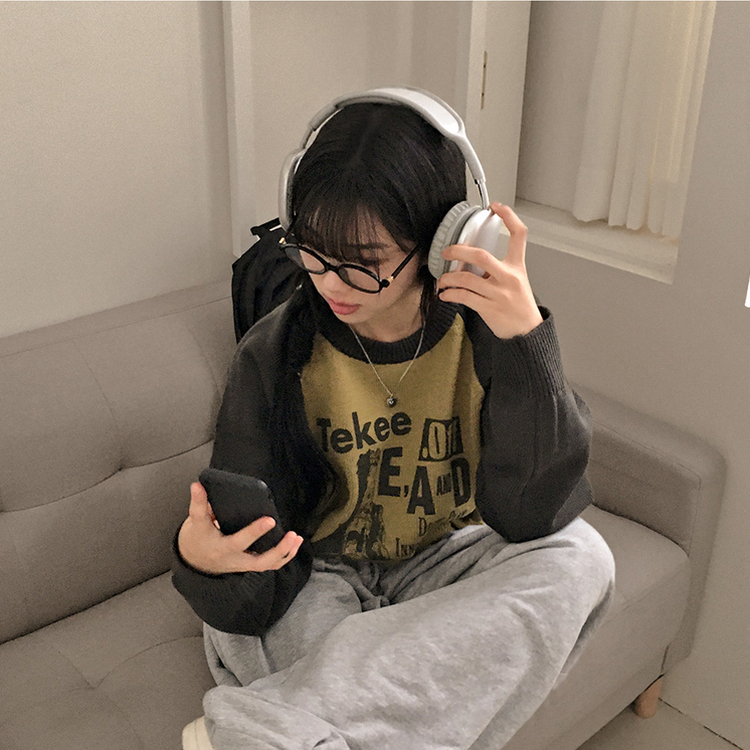 티켄 레터링 배색 라운드 나그랑 루즈핏 니트 차콜