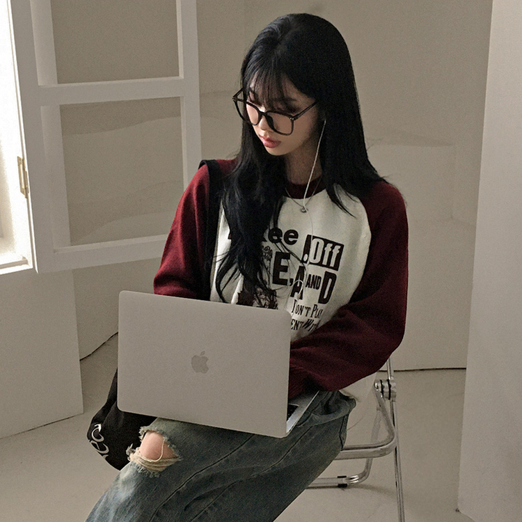 티켄 레터링 배색 라운드 나그랑 루즈핏 니트 레드