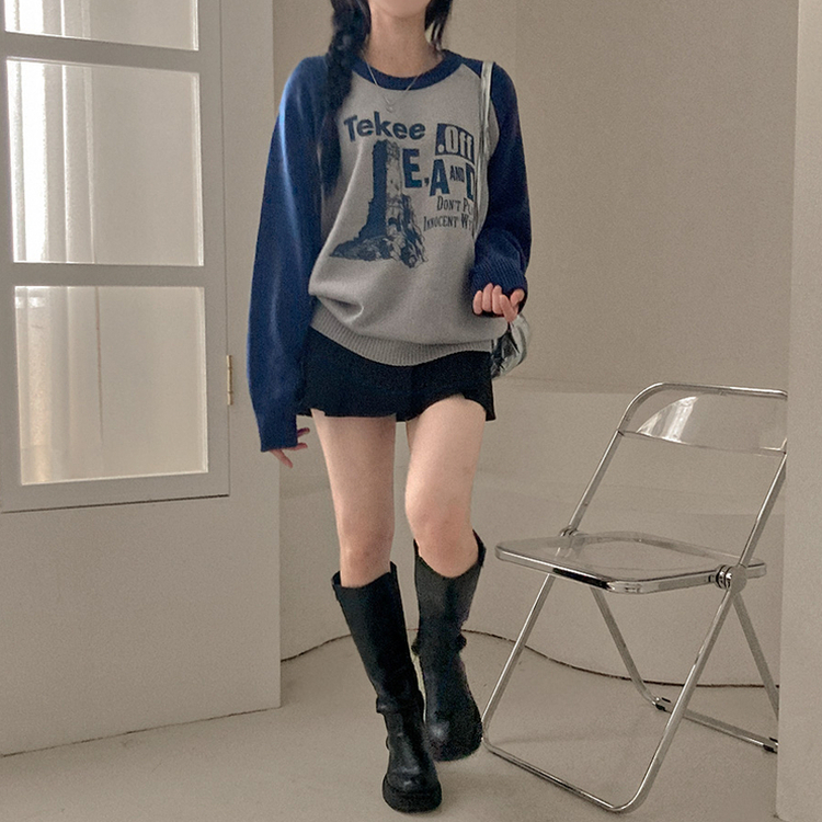 티켄 레터링 배색 라운드 나그랑 루즈핏 니트 딥블루