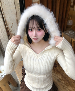 케이블 퍼 후드 니트탑 화이트