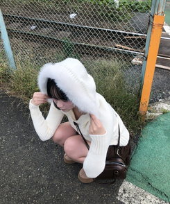 케이블 퍼 후드 니트탑 화이트