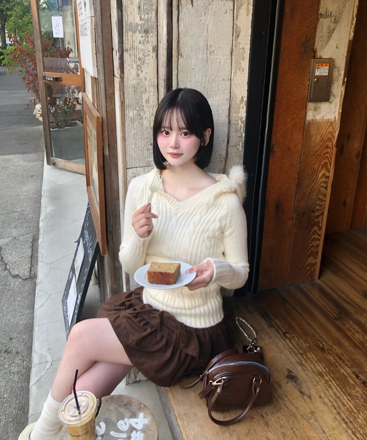 케이블 퍼 후드 니트탑 화이트