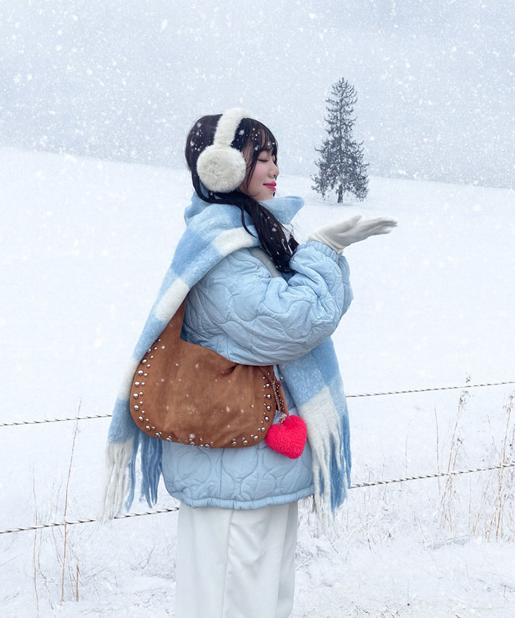 스터드 리머블 숄더백 카멜