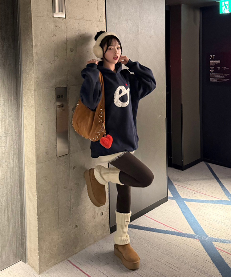 스터드 리머블 숄더백 카멜