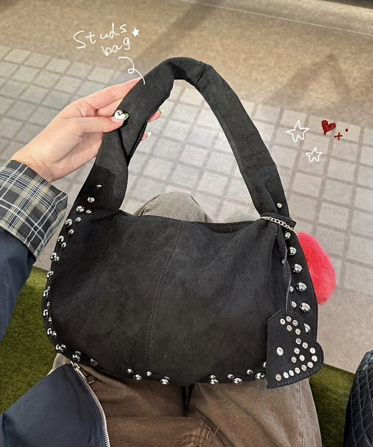 스터드 리머블 숄더백 블랙