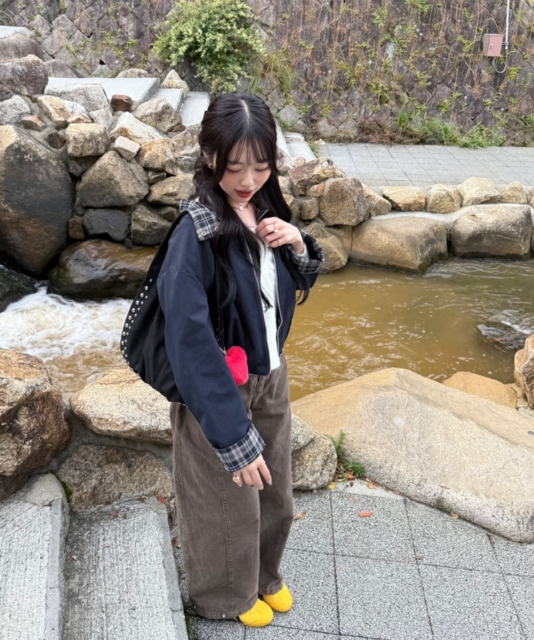 스터드 리머블 숄더백 블랙