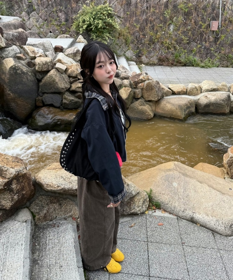 스터드 리머블 숄더백 블랙