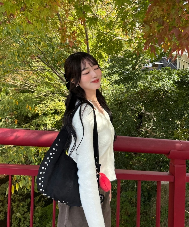 스터드 리머블 숄더백 블랙