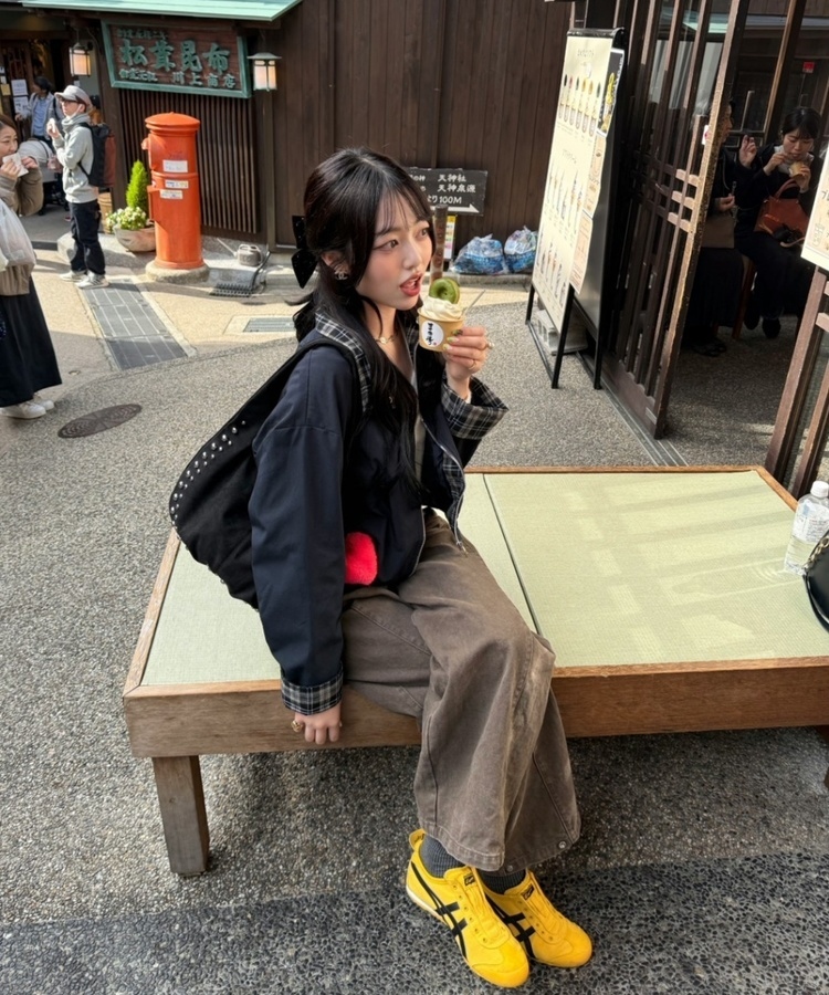 스터드 리머블 숄더백 블랙