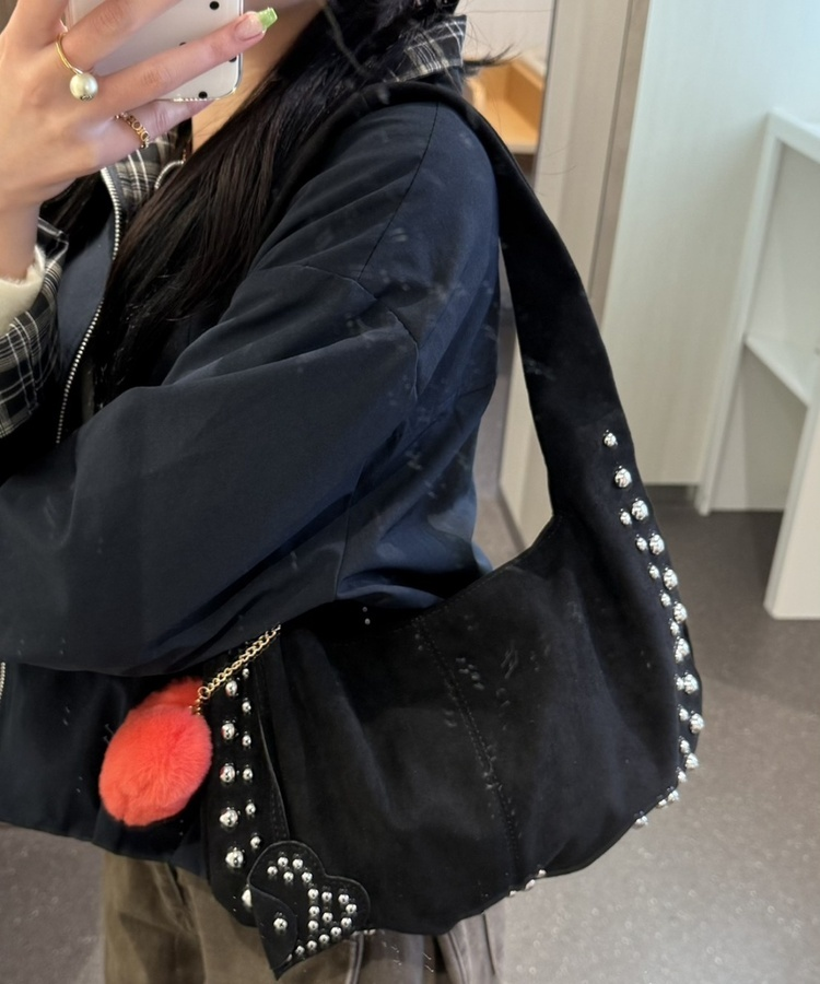 스터드 리머블 숄더백 블랙