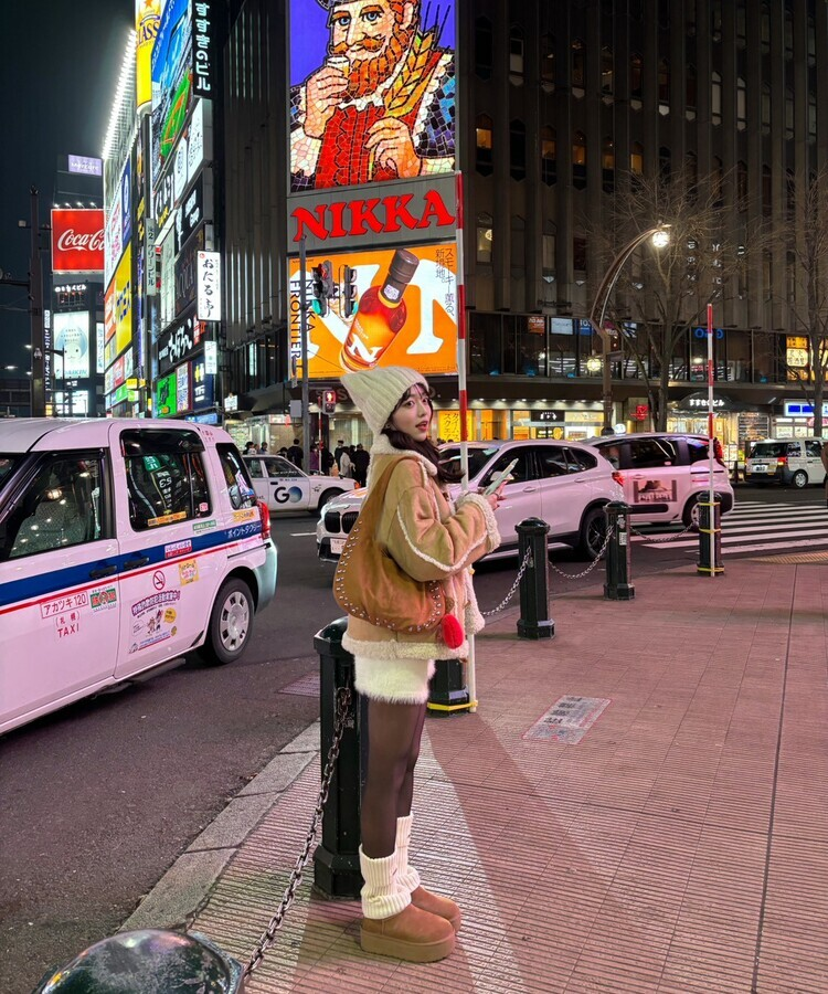 스터드 리머블 숄더백 카멜