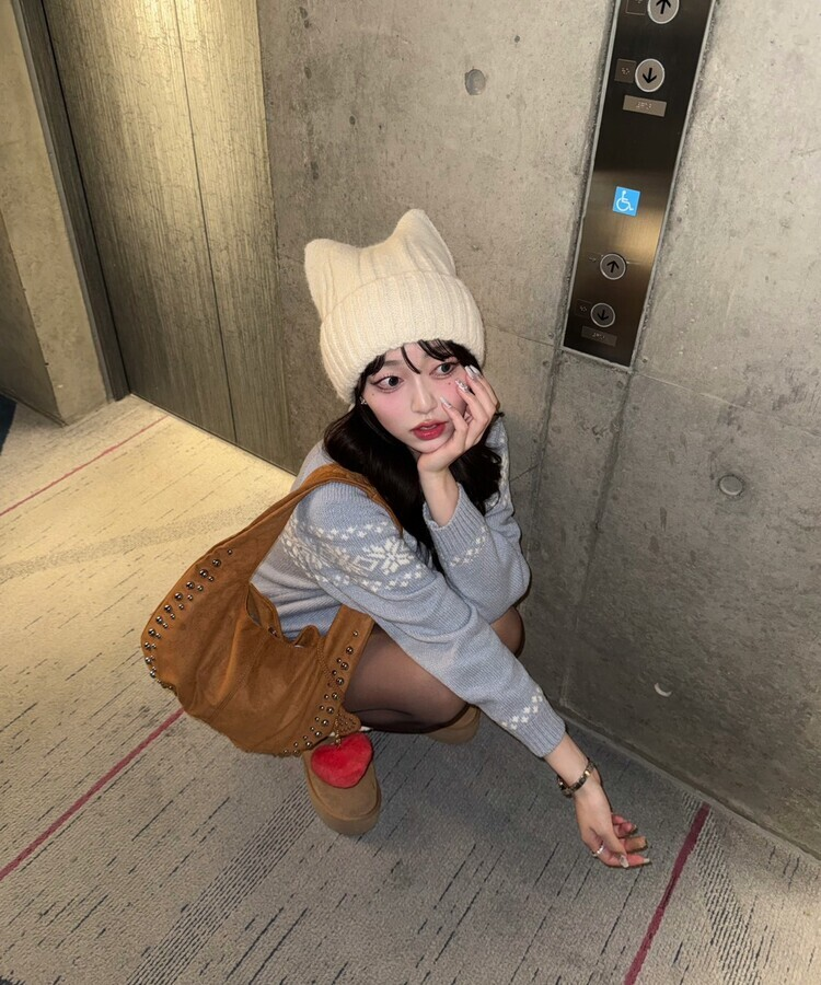 스터드 리머블 숄더백 카멜