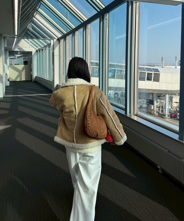 스터드 리머블 숄더백 카멜