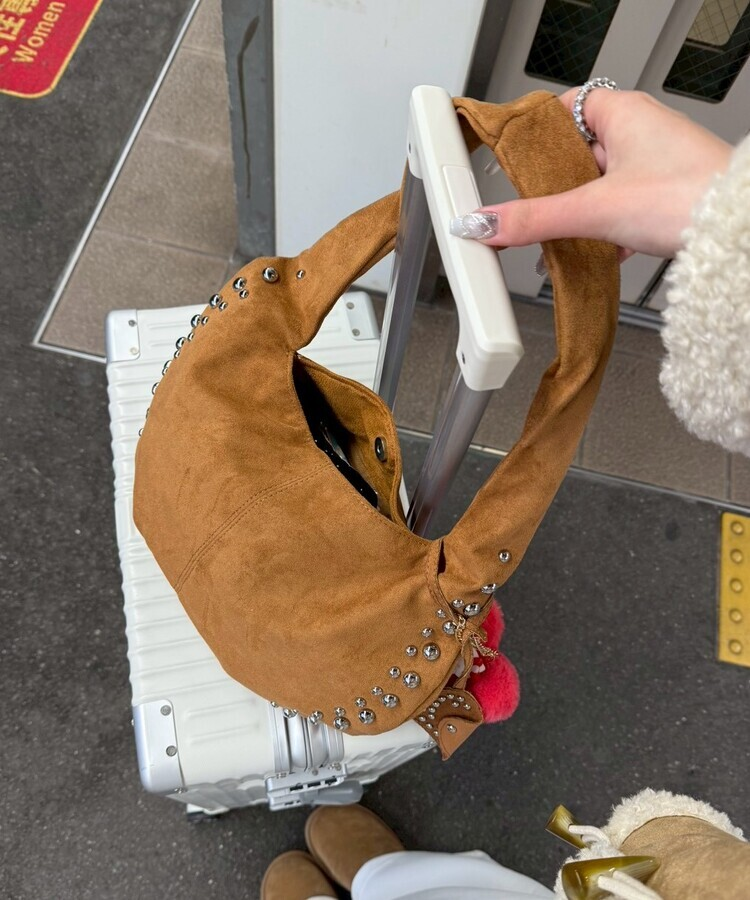 스터드 리머블 숄더백 카멜