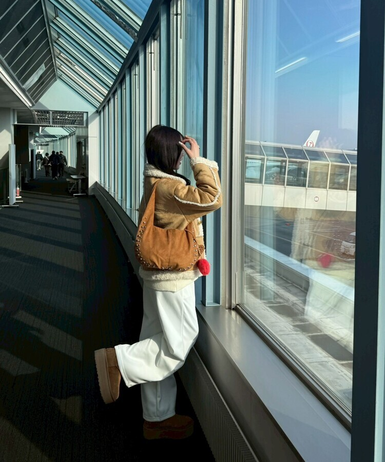 스터드 리머블 숄더백 카멜