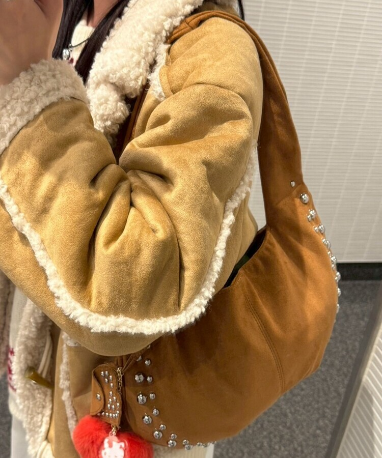 스터드 리머블 숄더백 카멜