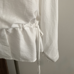 リボンフリルハイネックブラウス