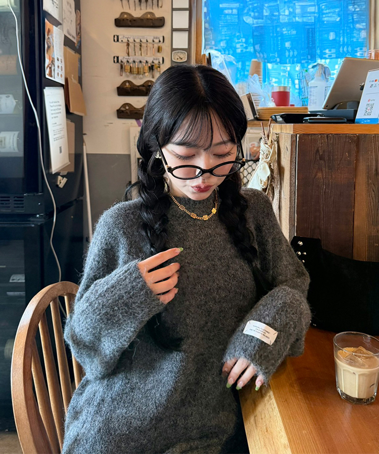 라벨포인트 라운드넥 니트 먹색