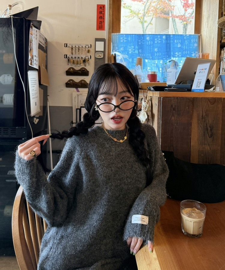 라벨포인트 라운드넥 니트 먹색