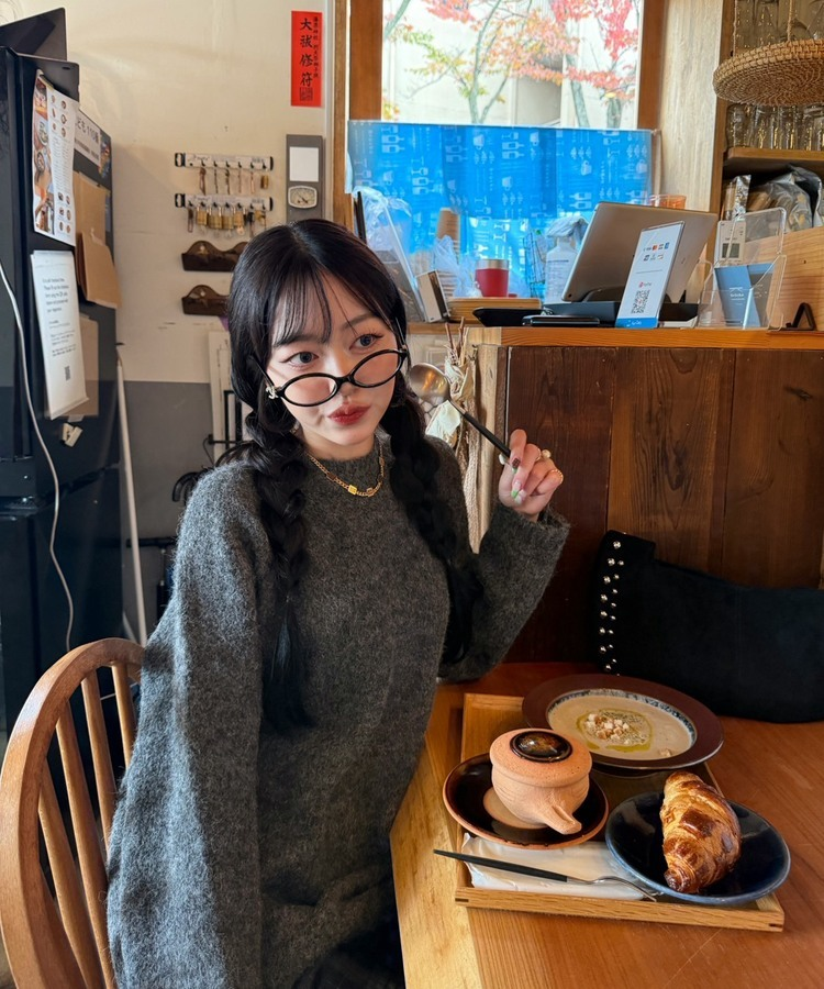 라벨포인트 라운드넥 니트 먹색