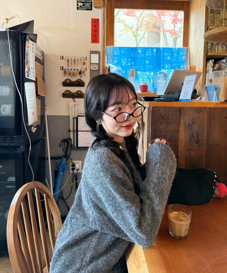 라벨포인트 라운드넥 니트 먹색